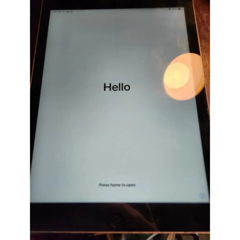 Apple iPad Black Front White Screen